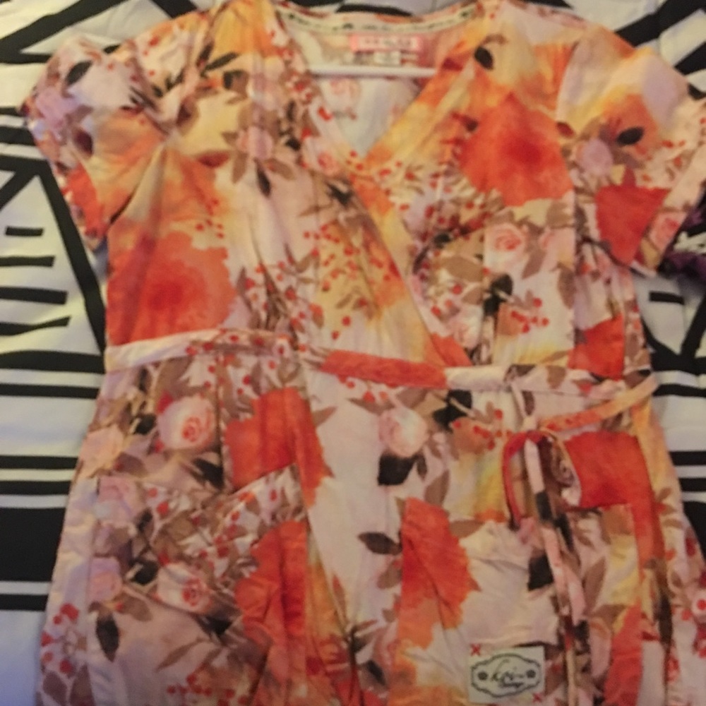 Scrub tops - Picture 2 of 6
